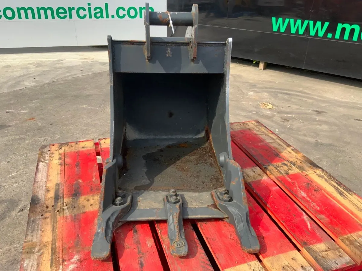 UNUSED 18" DIGGING BUCKET....45mm PINS.....898b. - Image 4