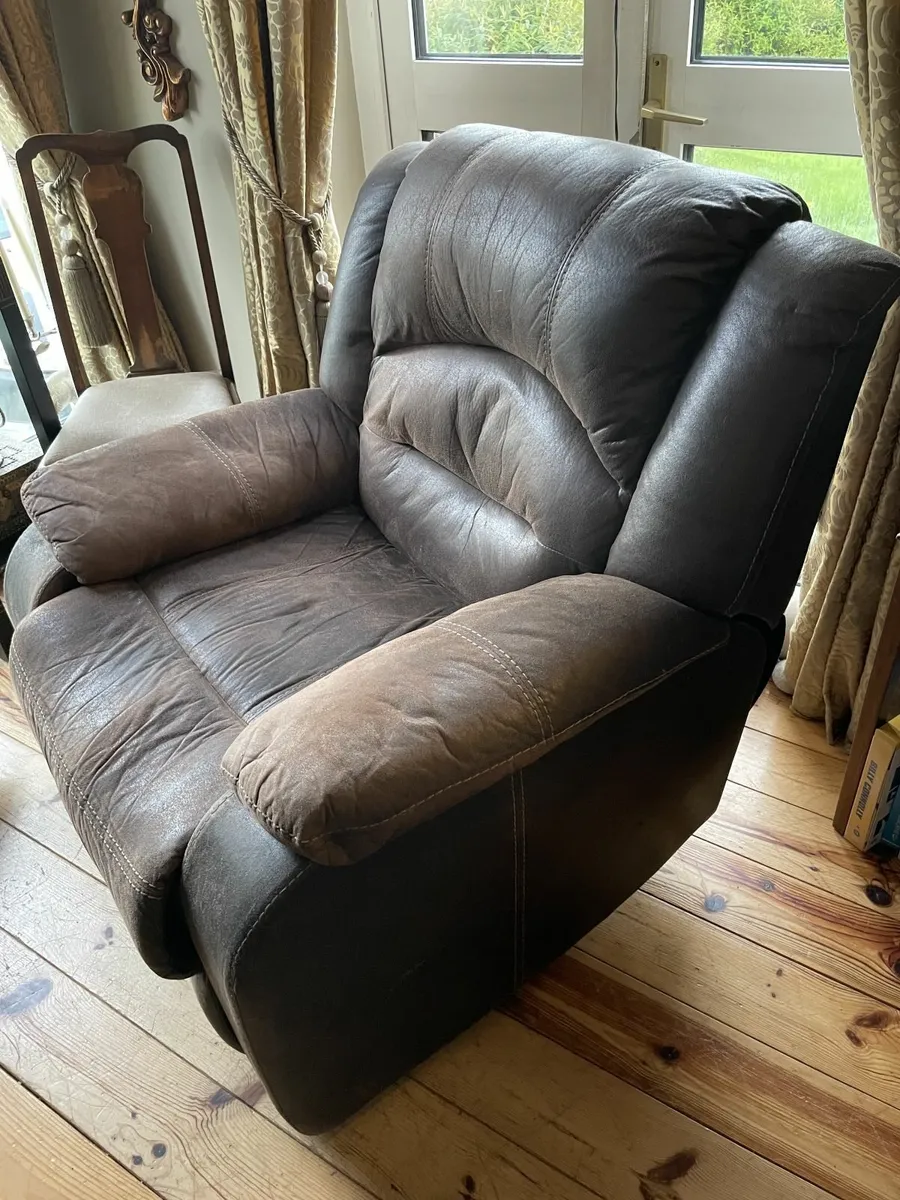 Pair of Recliner Armchairs - For Sale - Image 2