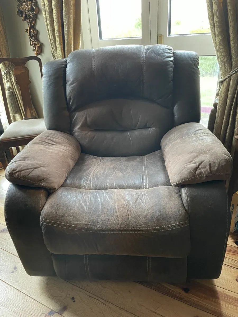 Pair of Recliner Armchairs - For Sale - Image 3