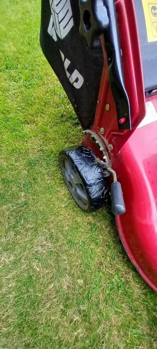 Briggs and Stratton lawnmower - Image 2