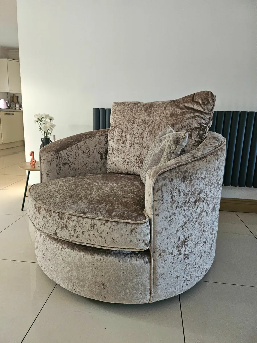 Velvet swivel chair - Image 1