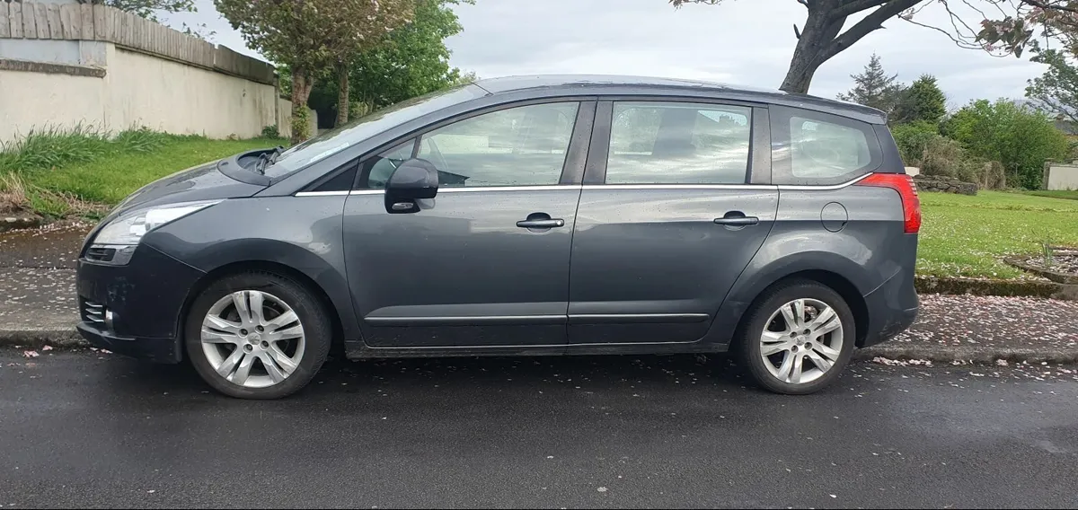 Peugeot 5008 2012 - Image 1