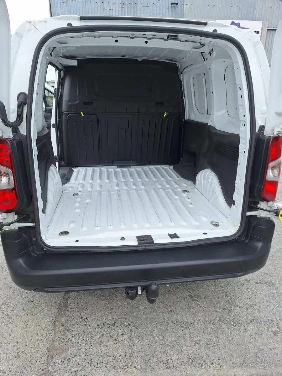 Opel Combo 2022 3 seats Commercial - Image 3