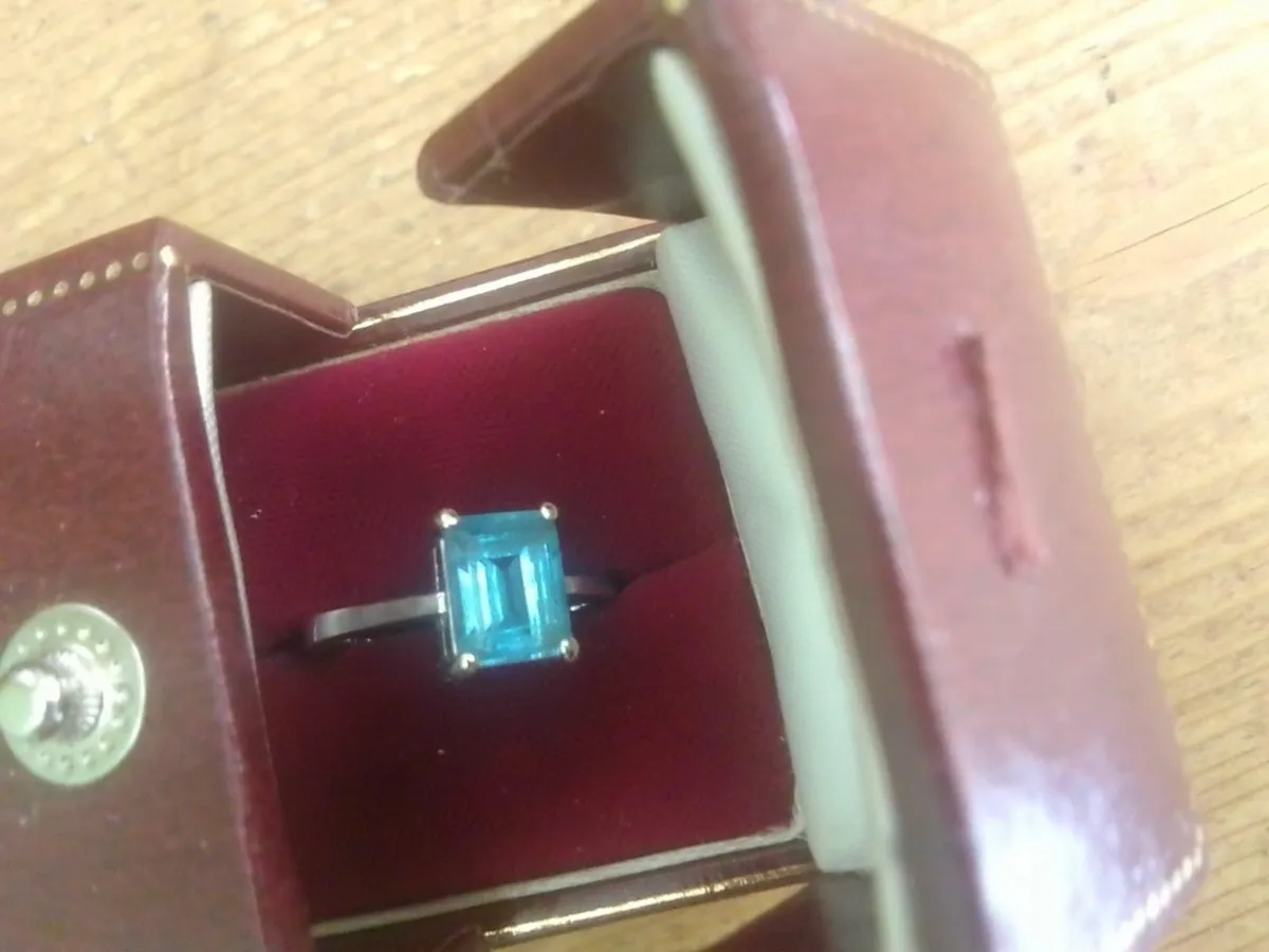 14ct WHITE GOLD AQUAMARINE EMERALD CUT RING O - Image 1