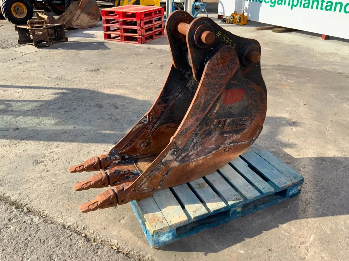 18" JCB DIGGING BUCKET....65mm PINS.......375v. - Image 4