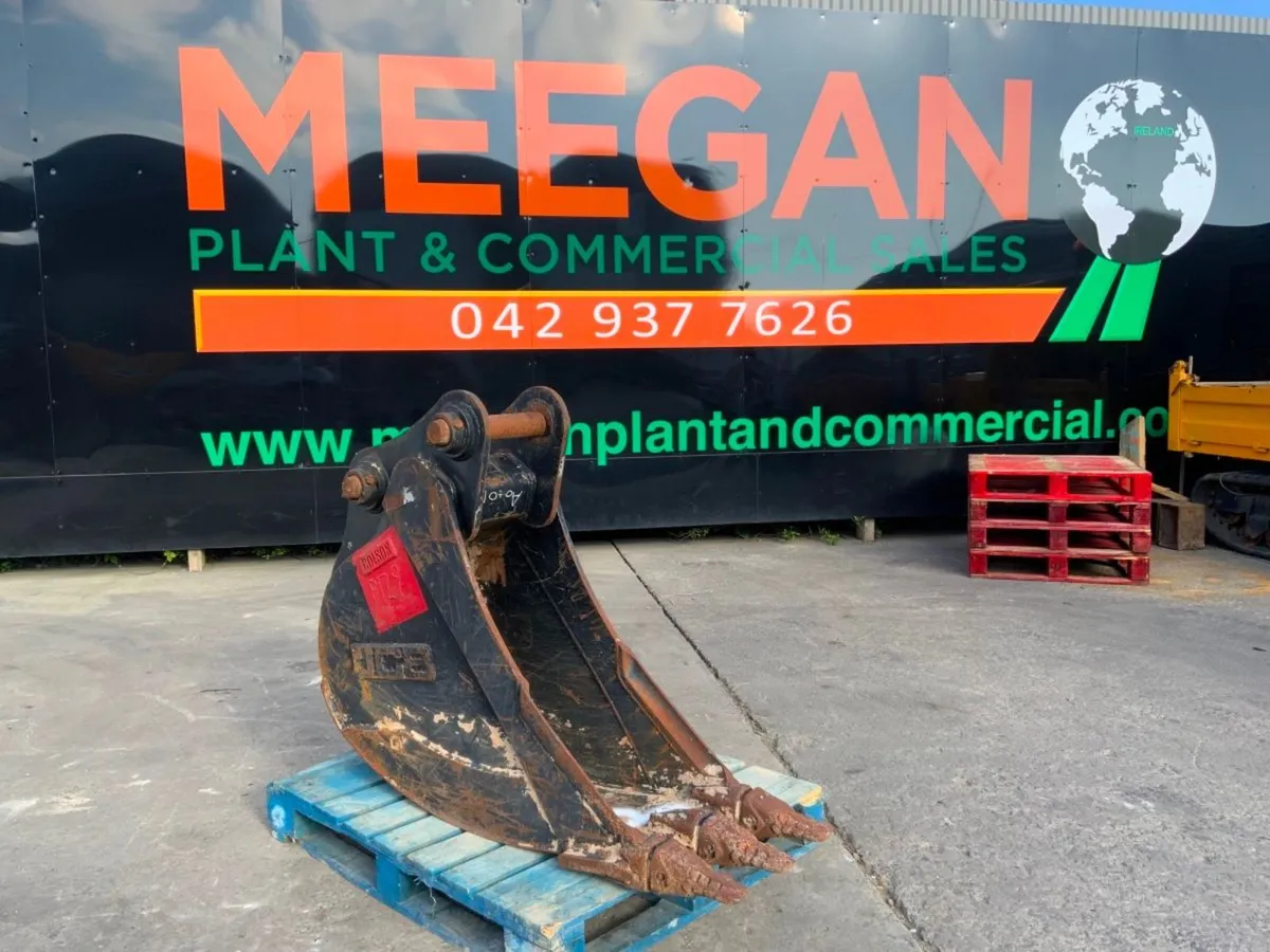 18" JCB DIGGING BUCKET.....65mm PINS.........378v. - Image 1
