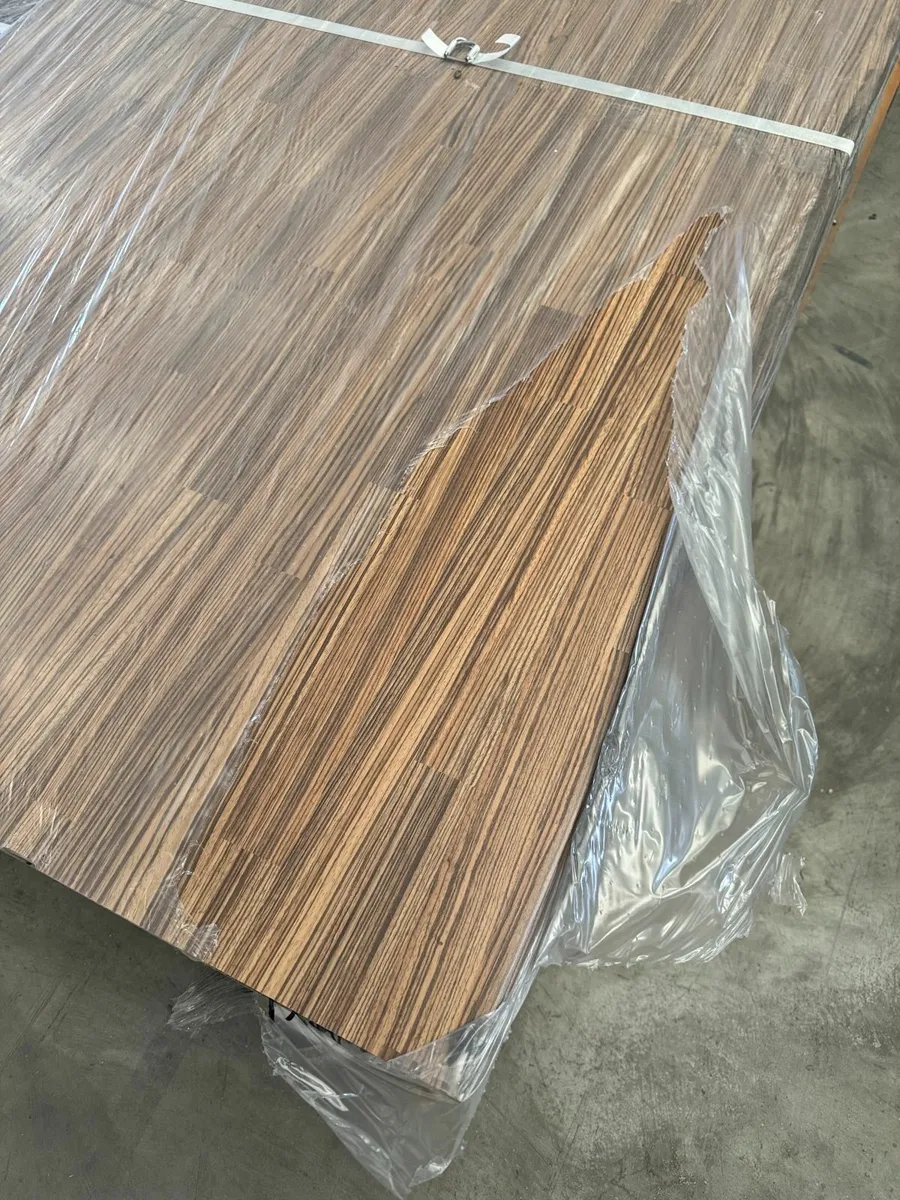 Wood effect 4m x 900 worktop / breakfast bar - Image 1