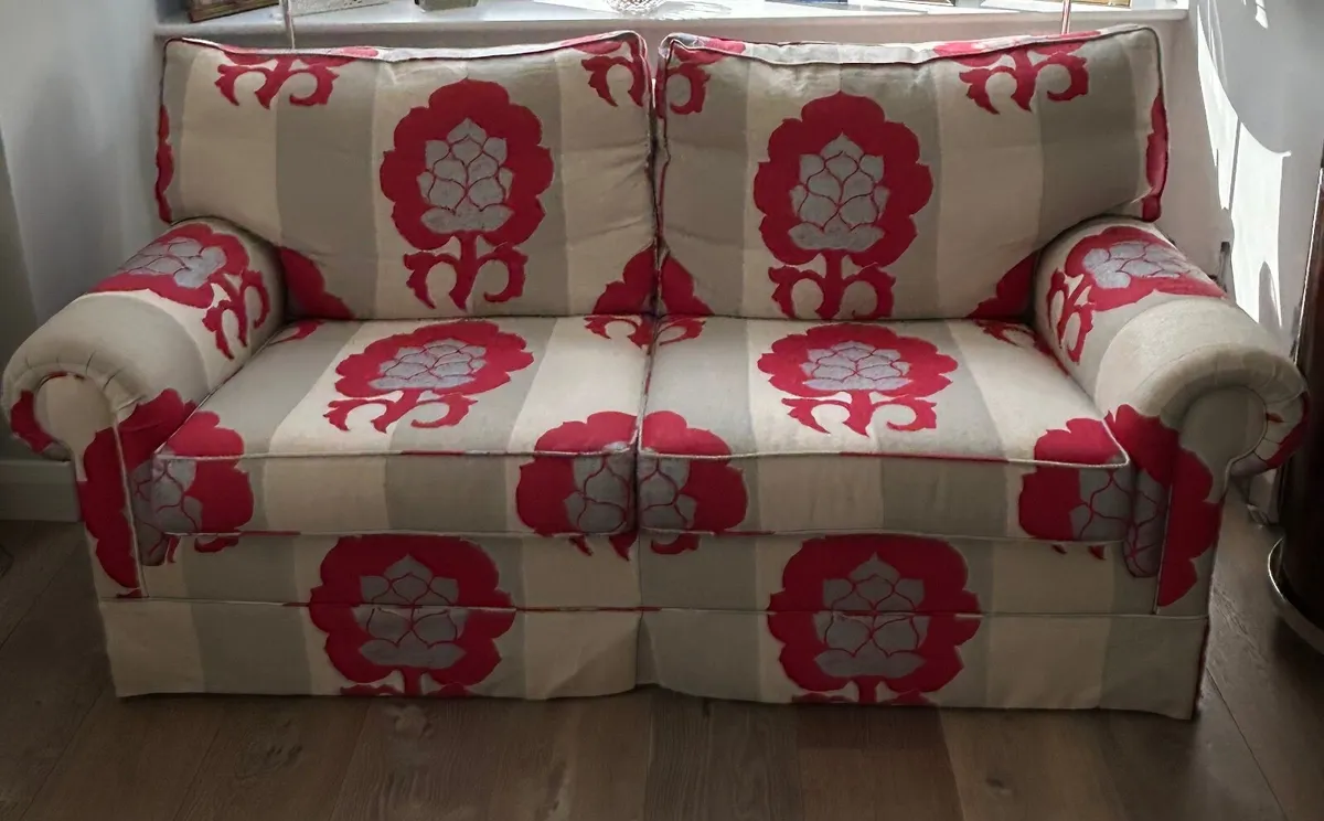 Beautiful 2 seater sofa - Image 1