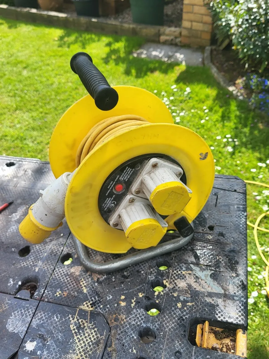 110 volt leads,x3 plus 1 on reel - Image 1