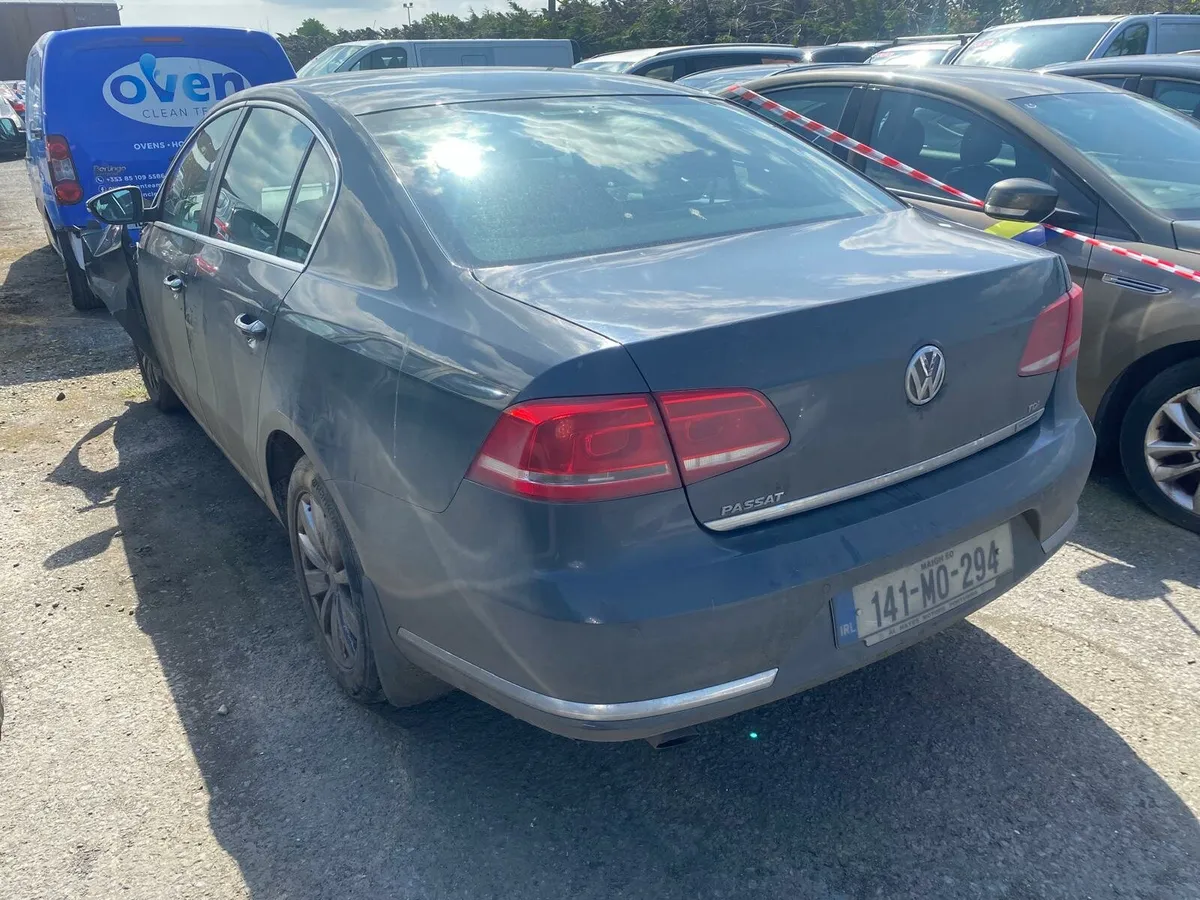 VW Passat 2014 frontal damage - Image 2