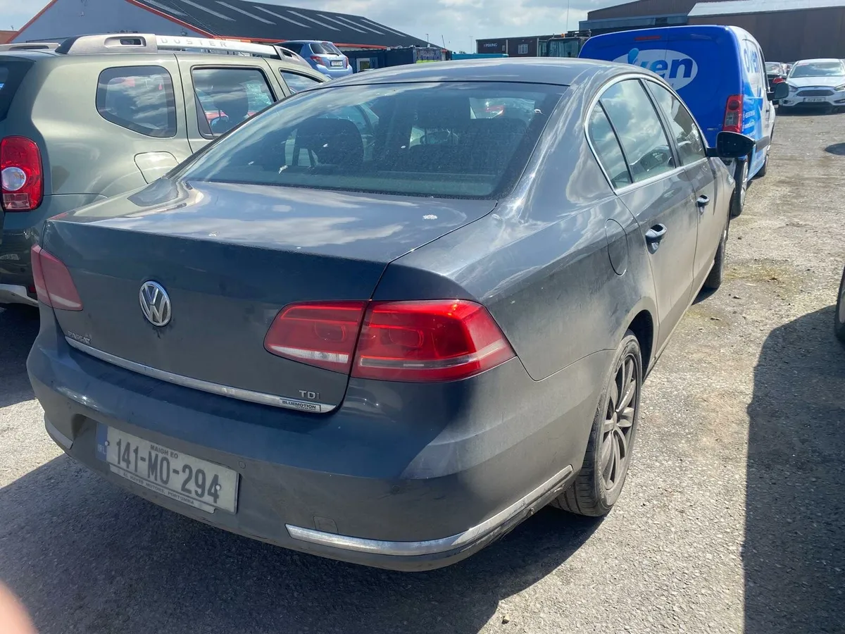 VW Passat 2014 frontal damage - Image 4