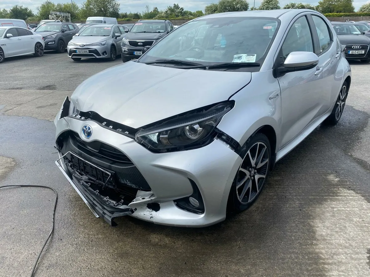Toyota yaris hybrid 2021 only 16,000 km - Image 2
