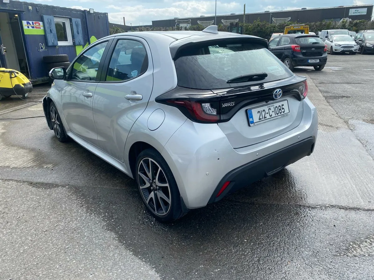Toyota yaris hybrid 2021 only 16,000 km - Image 3