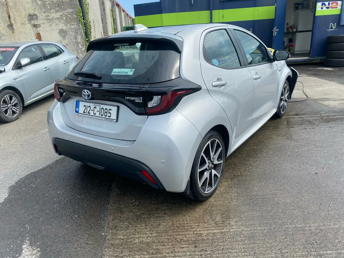Toyota yaris hybrid 2021 only 16,000 km - Image 4