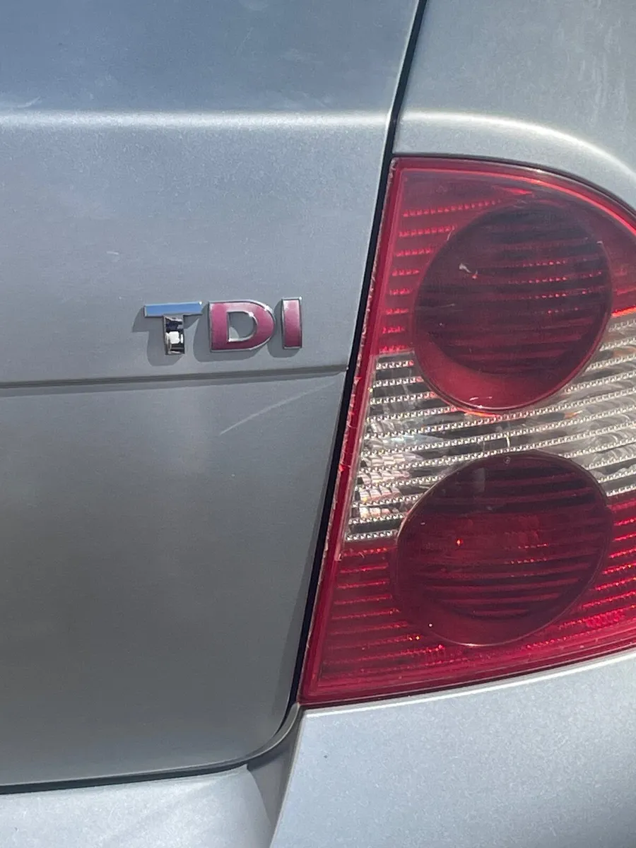 Volkswagen Passat 2004 - Image 2