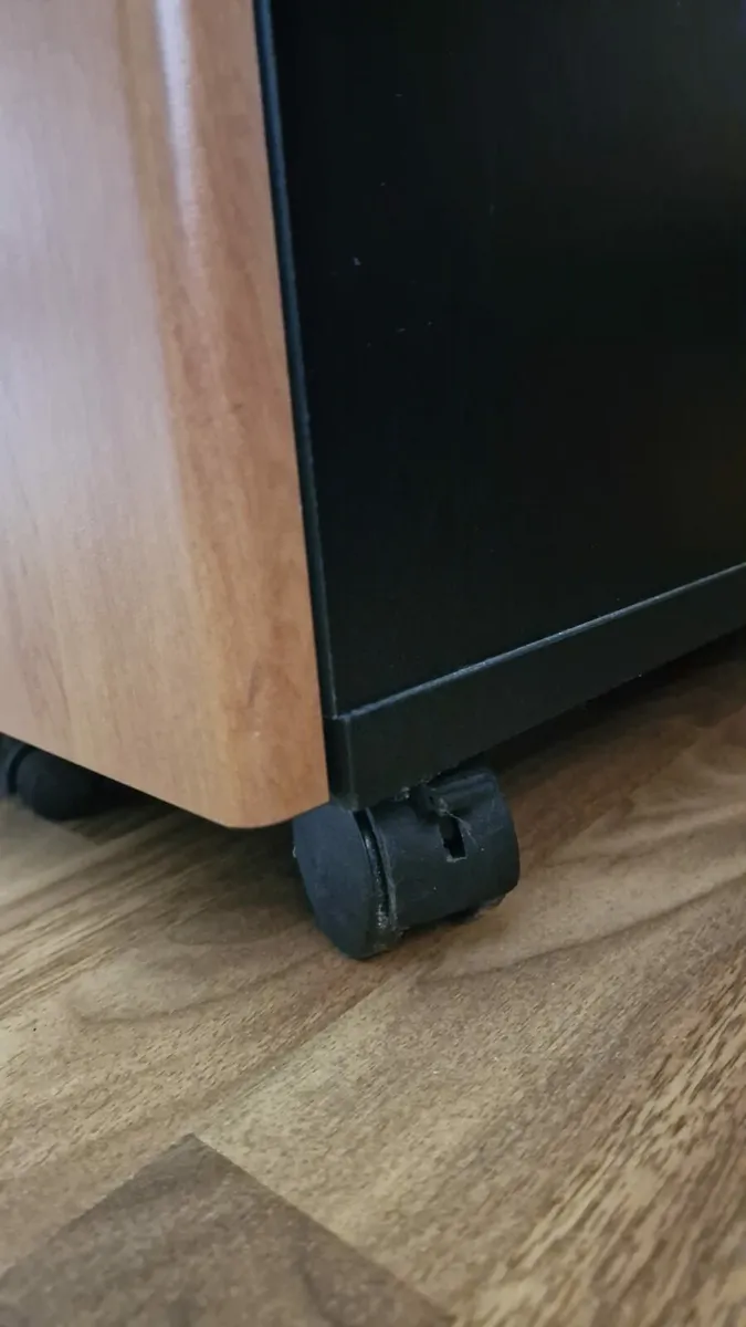 Office table - Image 4