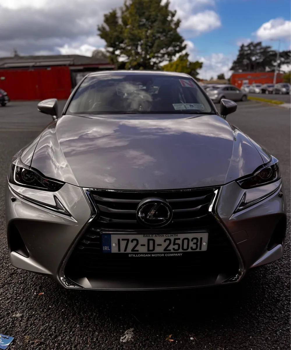 Lexus IS300h - Image 1