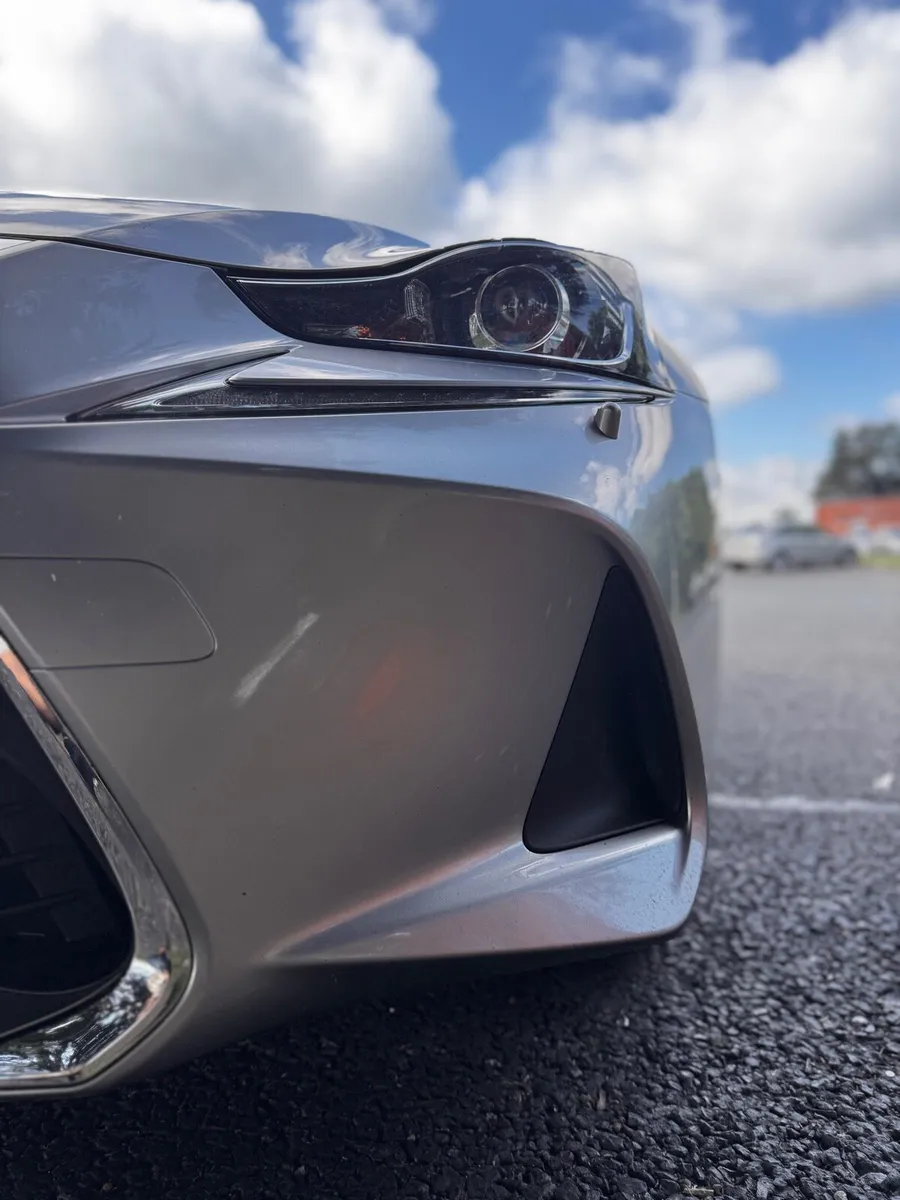 Lexus IS300h - Image 2