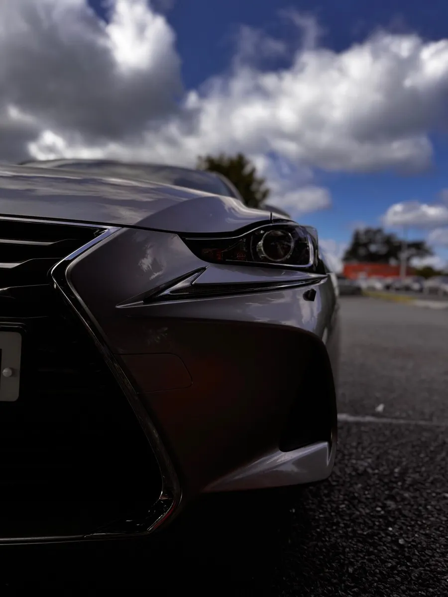 Lexus IS300h - Image 3