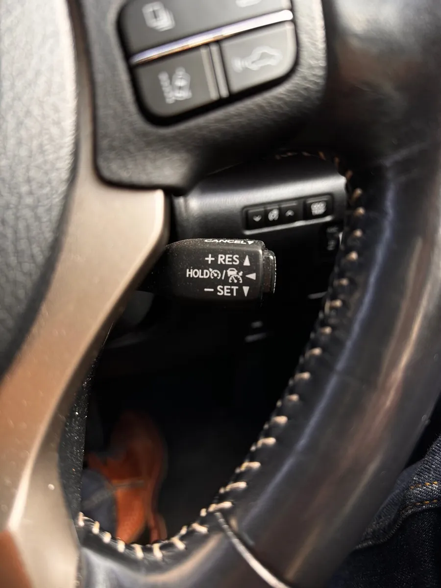 Lexus IS300h - Image 4