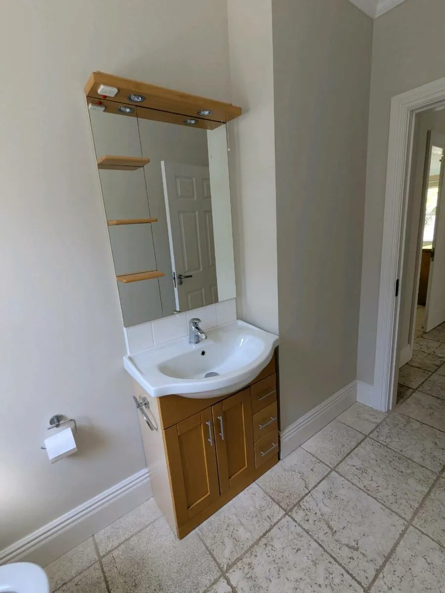 Bathroom sink units x 3 - Image 1