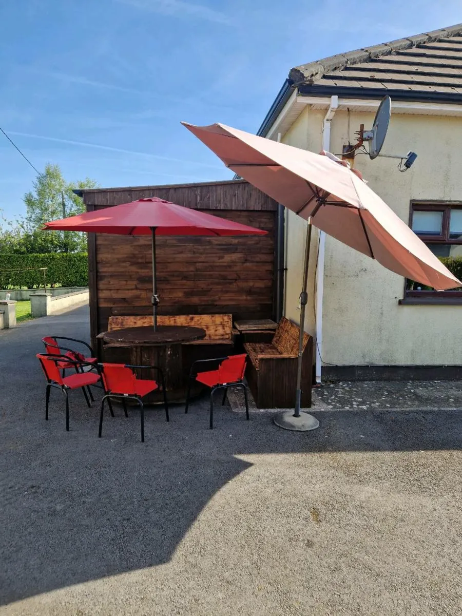 Outdoor furniture - Image 1