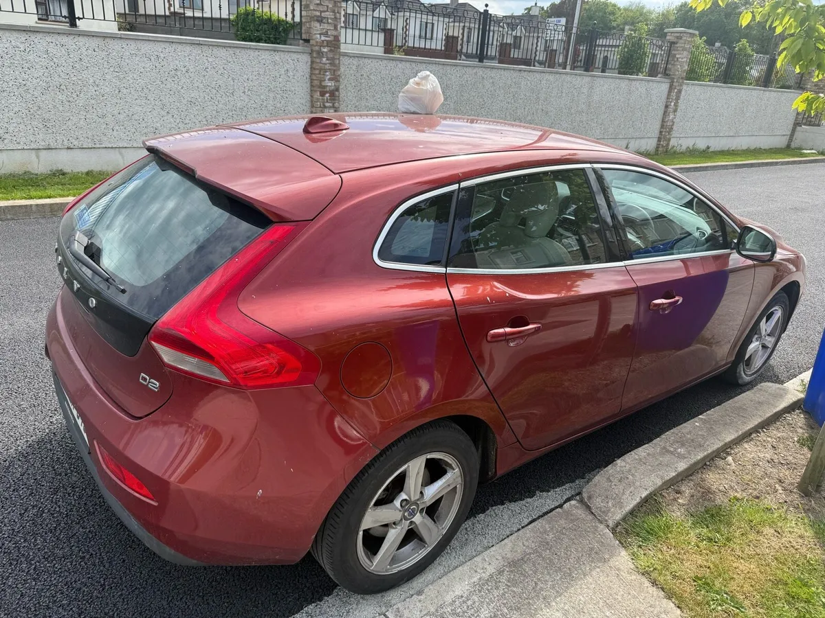Volvo v40 - Image 2