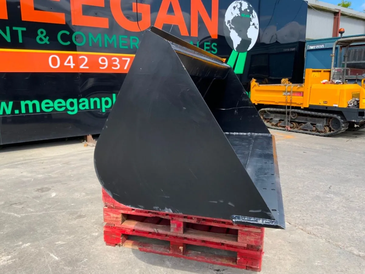 90" STRICKLAND MANITOU LOADER BUCKET....2027. - Image 2