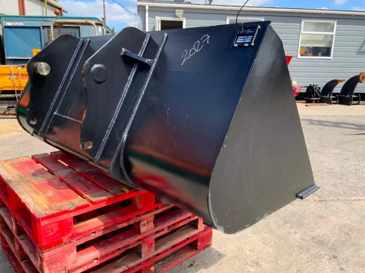 90" STRICKLAND MANITOU LOADER BUCKET....2027. - Image 3