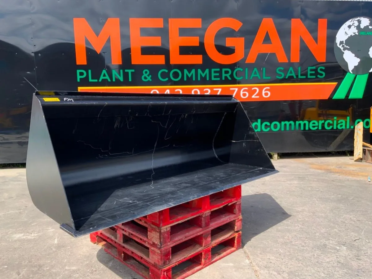 90" STRICKLAND MANITOU LOADER BUCKET....2027. - Image 1