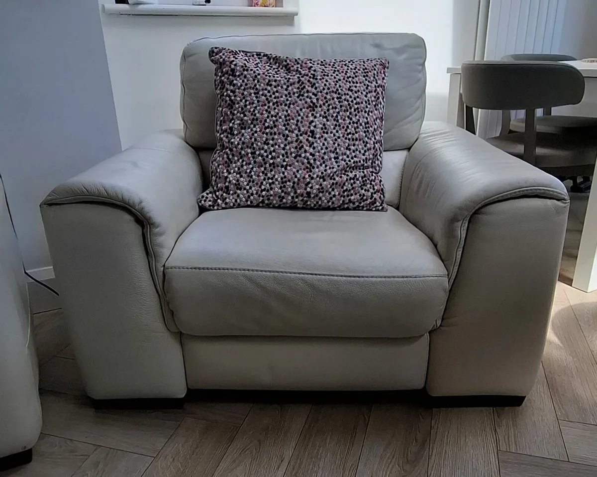 NATUZZI LEATHER SOFA AND RECLINER ARMCHAI - Image 3
