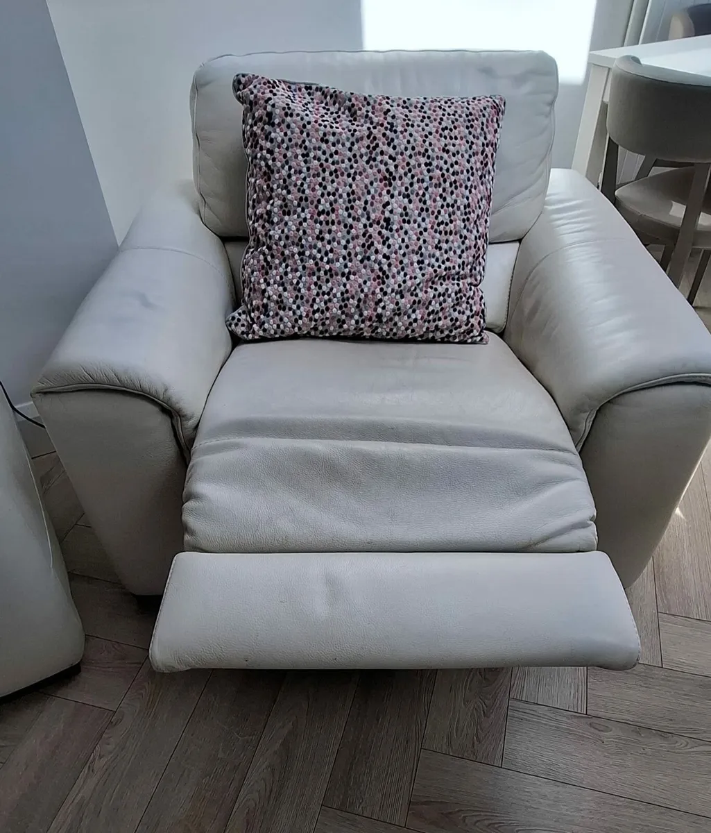 NATUZZI LEATHER SOFA AND RECLINER ARMCHAI - Image 4