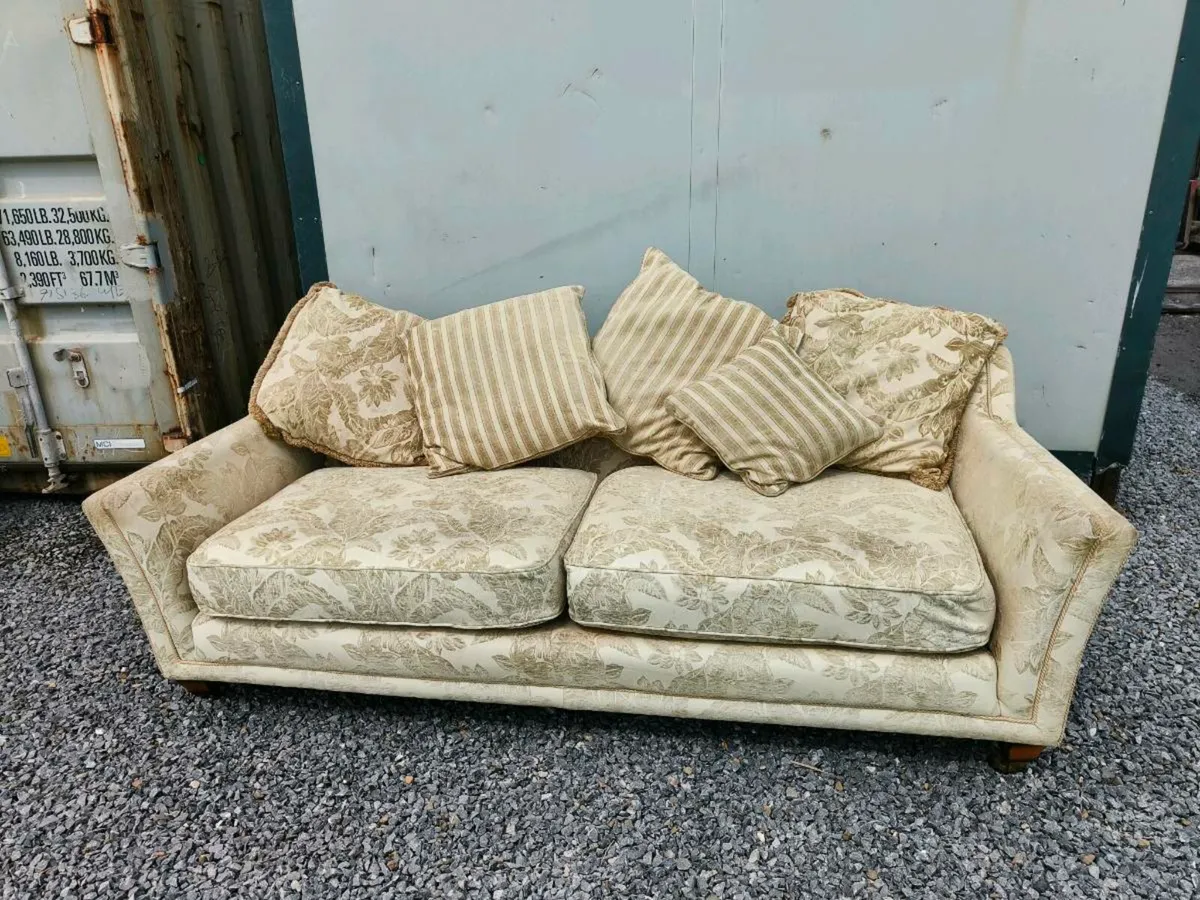 Suite of furniture - Image 1