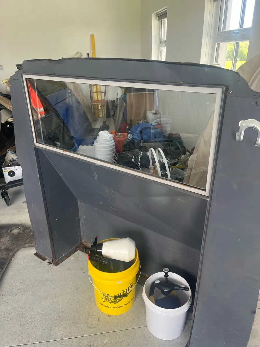 Crew cab bulk head for a T5 transporter - Image 1