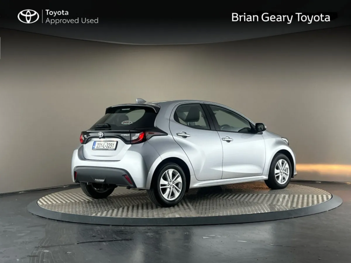 Toyota Yaris HYBRID LUNA - Image 2