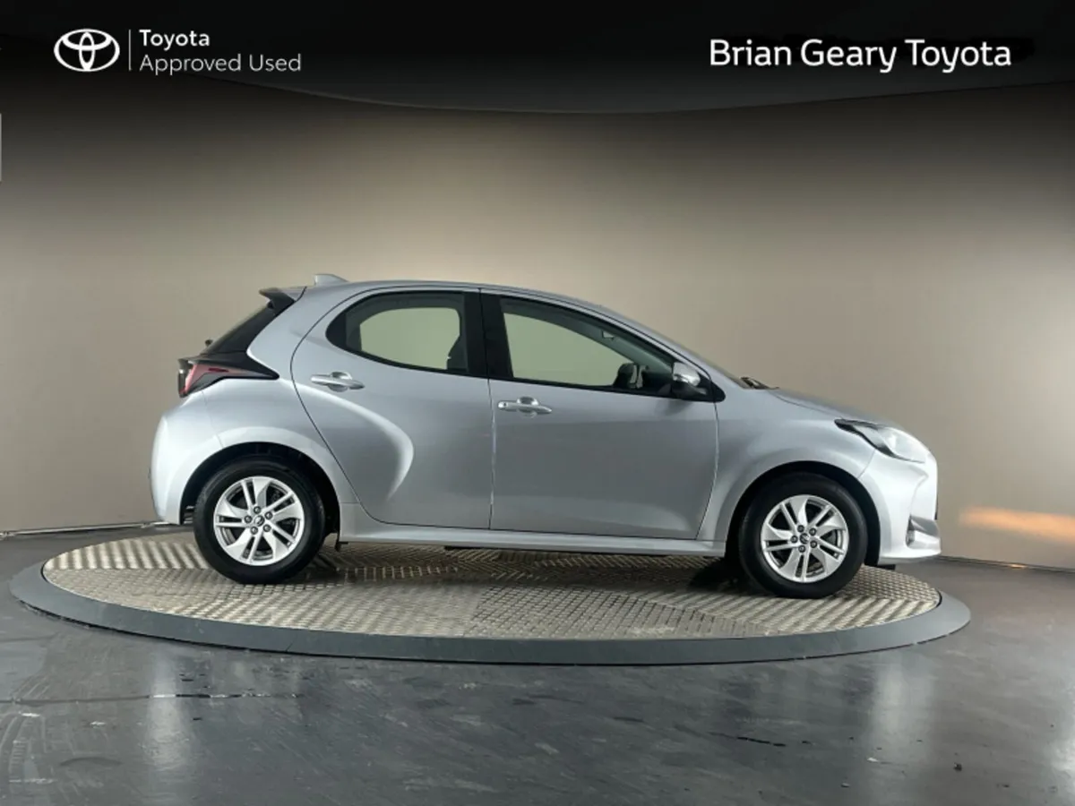Toyota Yaris HYBRID LUNA - Image 3
