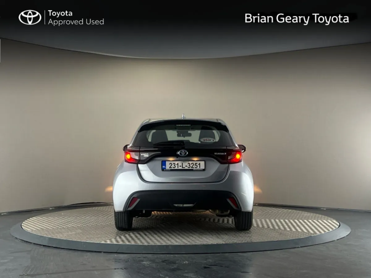 Toyota Yaris HYBRID LUNA - Image 4