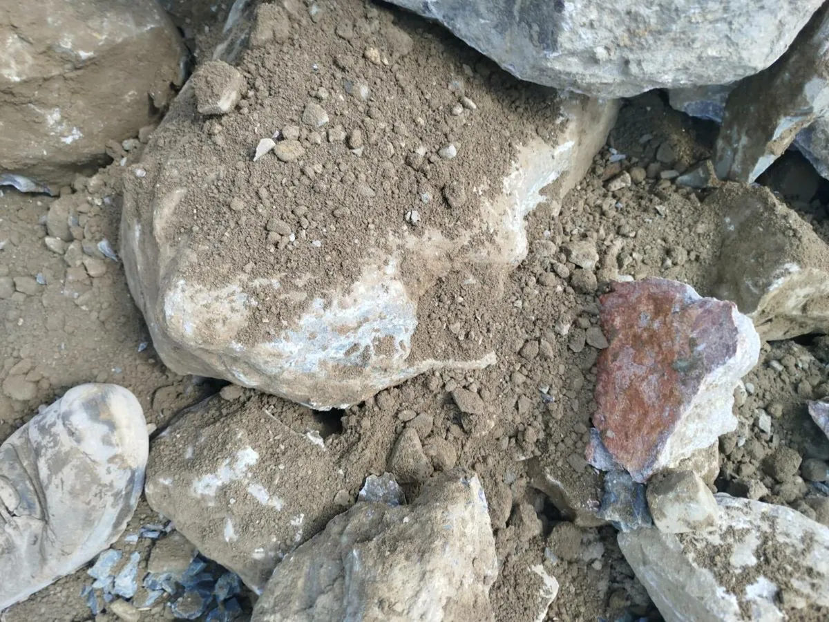Carrickmacross coloured rocks - Image 2