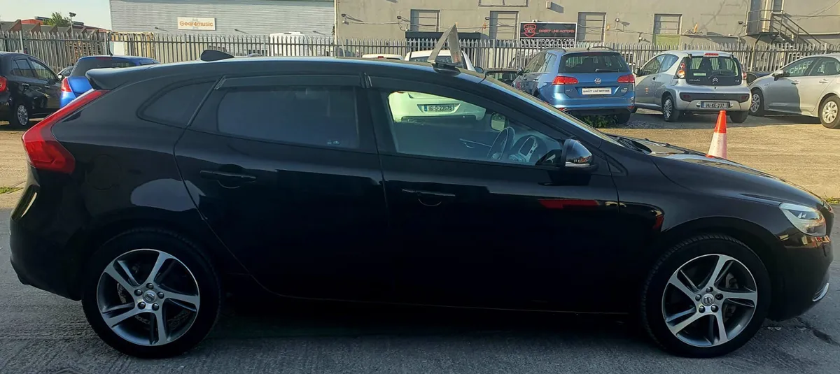 2016 Volvo V40 Black 1.5 T3 Sporty Hatchback - Image 4