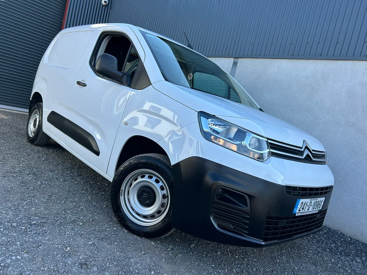 2024 Citroen Berlingo / Still under warranty - Image 2