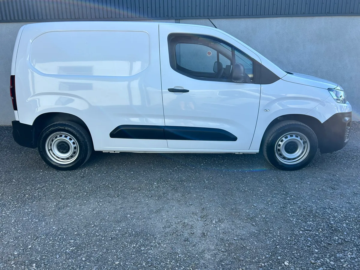 2024 Citroen Berlingo / Still under warranty - Image 3