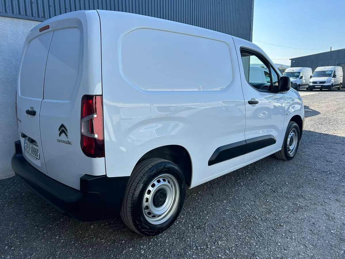 2024 Citroen Berlingo / Still under warranty - Image 4