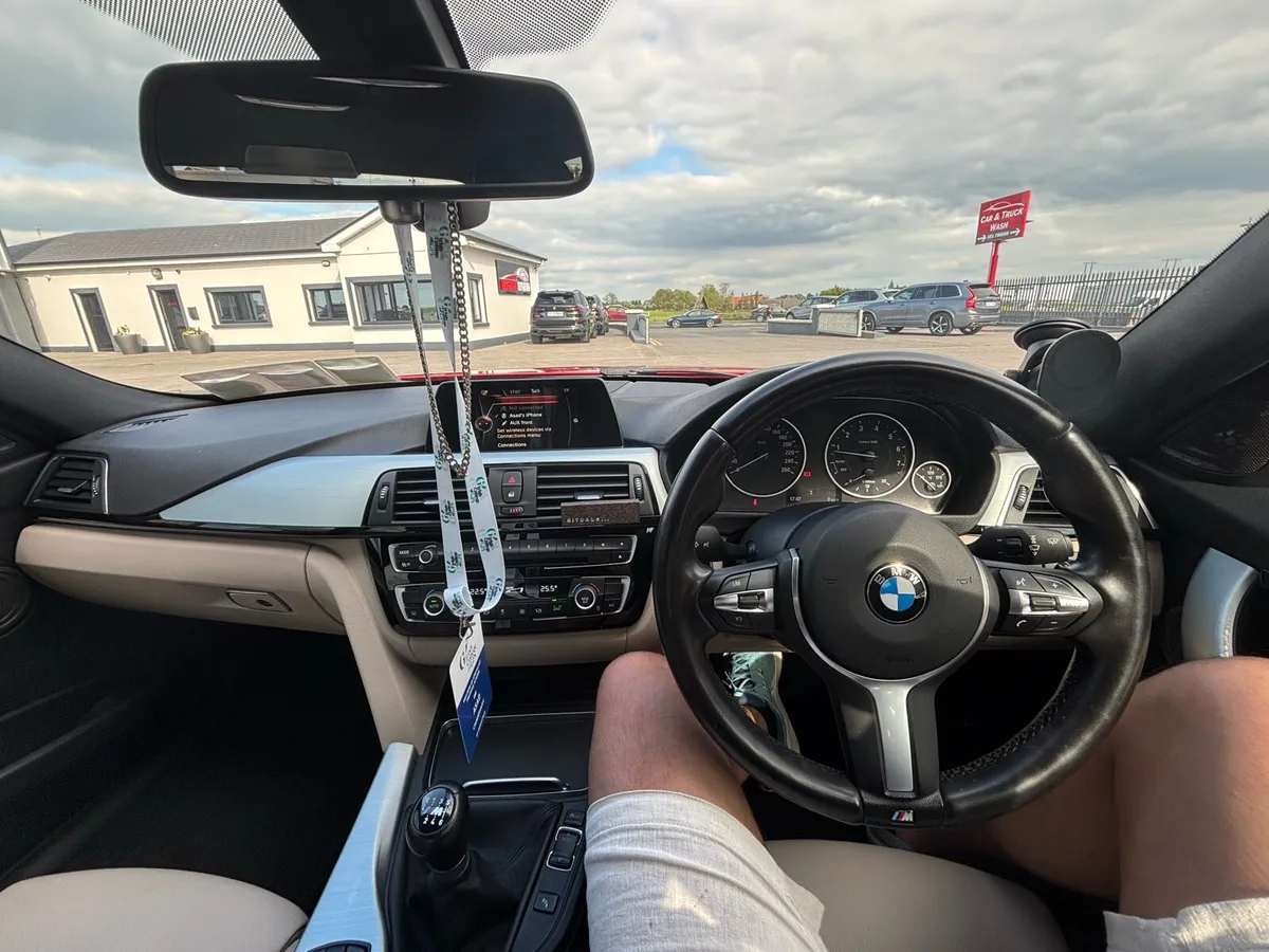 BMW 330i M-SPORT - Image 3