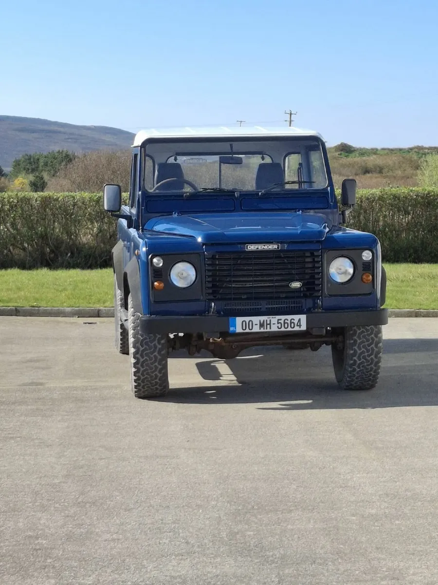 Land Rover Defender 2000 - Image 1
