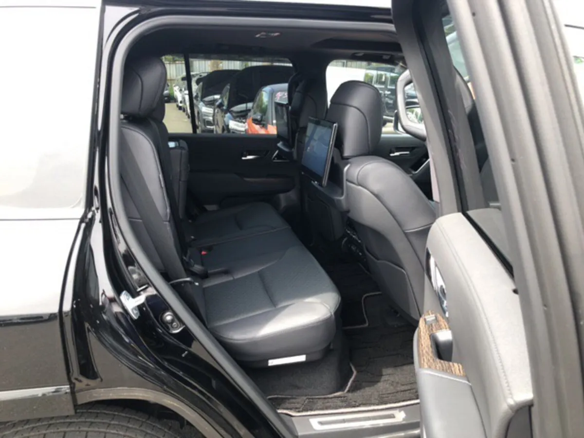 TOYOTA LANDCRUISER  LC300 - 2024 - DEMO MODEL - Image 2