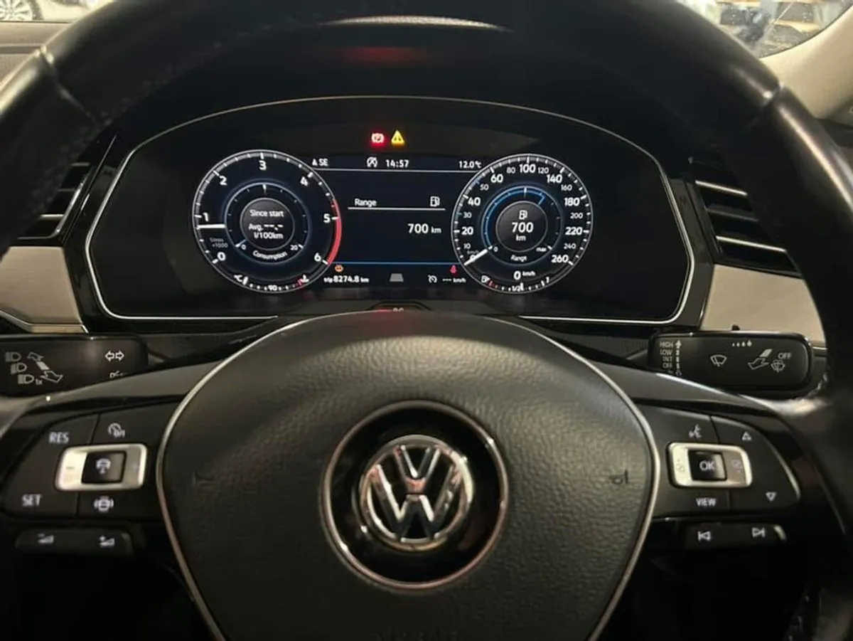 Volkswagen Passat Highline 2.0 TDI Manual 6speed - Image 3