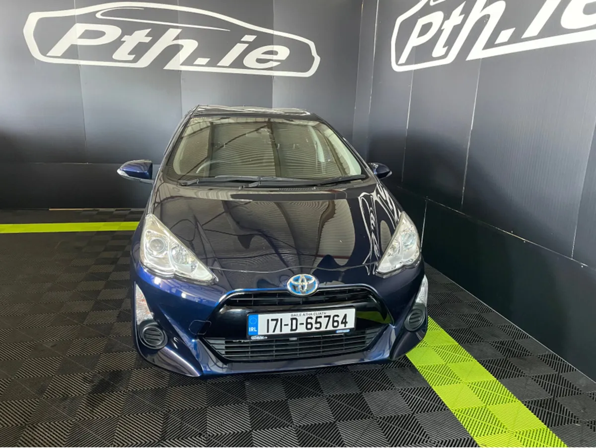 Toyota Aqua HYBRID - Image 2