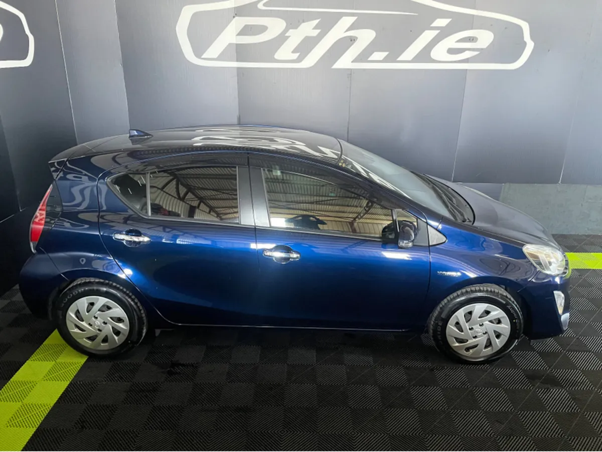 Toyota Aqua HYBRID - Image 4