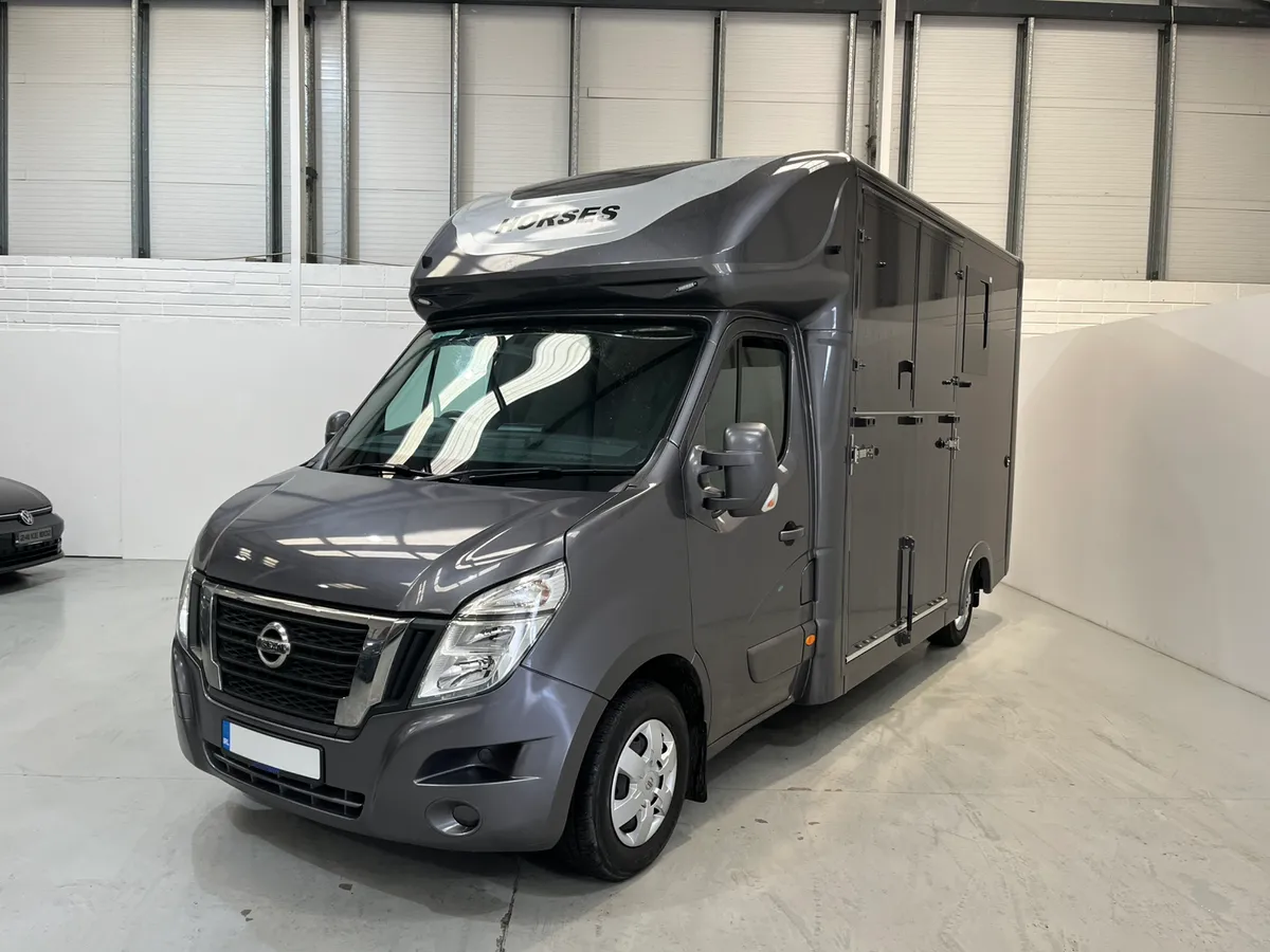 2020 Nissan NV400 Stallion box - Sliding Partition - Image 3