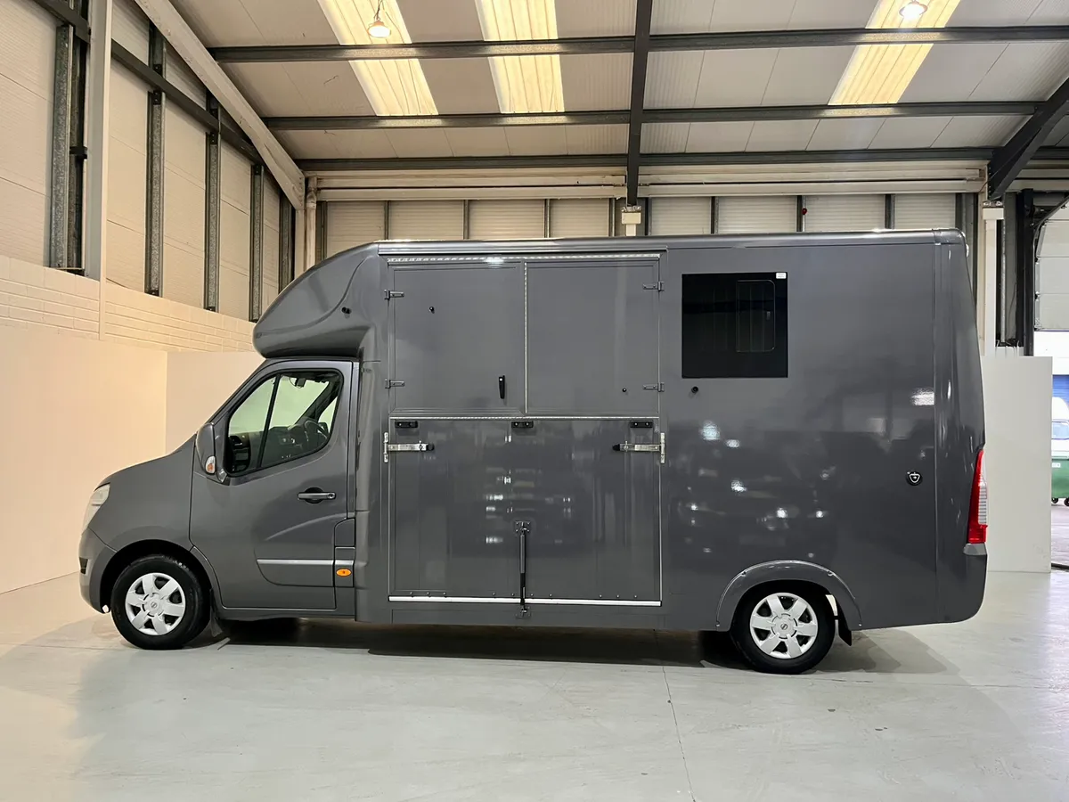 2020 Nissan NV400 Stallion box - Sliding Partition - Image 4